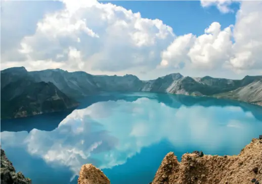  ??  ?? The Heavenly Lake at the top of Changbai Mountain