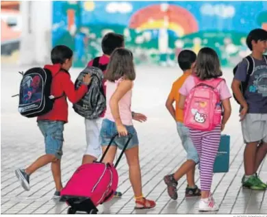  ?? ALBERTO DOMINGUEZ ?? Ir al colegio caminando o contar con patios y entornos adecuados incide en la prevención de la obesidad.