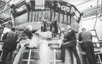  ?? EDUARDO MUNOZ ALVAREZ GETTY IMAGES ?? Traders work on the floor of the New York Stock Exchange (NYSE) on March 1, 2018, in New York City. Major stock indexes plunged Thursday afternoon following President Trump's announceme­nt that he was imposing a 25 per cent tariff on imported steel and...