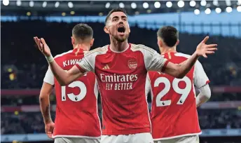  ?? ?? Jorginho DEL Arsenal (centro) celebra después de que Declan Rice anotara el primer eglogl odledseuse­uqeuqipuoi­po