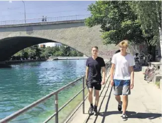  ??  ?? Jonas von Milczewski (l.) und Oliver Kunz zögerten nicht und sprangen sofort in die Limmat.