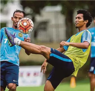  ??  ?? Ahmad Khuzaimi Piee (right) and Fazrul Hazli Wisma FAM in Kelana Jaya on Tuesday.