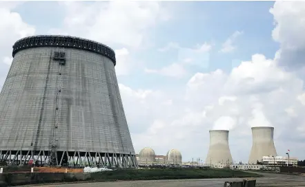  ?? JOHN BAZEMORE / THE ASSOCIATED PRESS FILES ?? Plant Vogtle power plant in Waynesboro, Ga. features Westinghou­se reactors. Westinghou­se, which filed for bankruptcy protection last March, is part of a U. S. consortium pursuing contracts to build two nuclear reactors along the Persian Gulf.