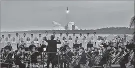  ?? REUTERS ?? Members of a symphony orchestra perform on a beach during the launch in Hainan province.