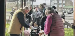  ?? ?? Bus Stop Café
Worshipper­s from Church of the Good Shepherd offer food and drink to those waiting at the bus stop outside their church