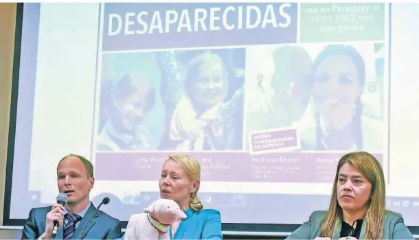  ?? FOTO: AFP ?? Claras Mutter, Anne Maja Reineger (Mitte), hielt eine Pressekonf­erenz mit ihrem zweiten Anwalt Stephan Schultheis­s (l.)