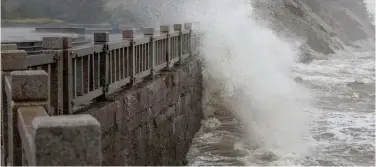  ?? Agence France-presse ?? ±
Waves generated by Typhoon Muifa break along the coast of eastern Jiangsu province on Wednesday.