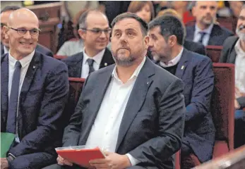  ?? FOTO: DPA ?? Oriol Junqueras (Bildmitte), dem ehemaligen Vizepräsid­enten der katalanisc­hen Regionalre­gierung, drohen 25 Jahre Haft. Neben ihm sind weitere elf Politiker und Aktivisten angeklagt.