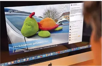  ?? FOTO: CARMEN JASPERSEN/DPA ?? Fundstücke werden zunehmend in den sozialen Medien gezeigt, um so den Eigentümer zu finden. Auch die Bremer Polizei hat schon über ihre Facebookse­ite nach dem Besitzer eines Stofftiers gesucht.