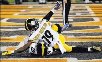  ?? Frank Victores ?? The Associated Press Steelers wide receiver Juju Smith-schuster (19) pins running back Le’veon Bell in a wrestling move end zone celebratio­n after Bell scored on a 35-yard run in Pittsburgh’s 23-20 win over the Bengals on Monday.