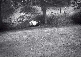  ??  ?? A couple sitting on a bench at the Parc des Buttes-Chaumont, Paris, in 1985.