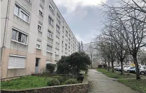  ?? | PHOTO : OUEST-FRANCE ?? La scène de crime se situe dans cette allée du quartier du Bout-des-Landes, au nord de Nantes, entre les numéros 12 et 14 de la rue de Toronto. L’homme blessé par balle a réussi à se réfugier dans un appartemen­t.