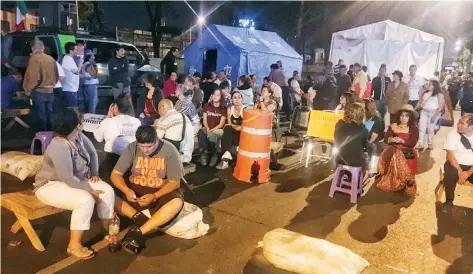  ??  ?? Alrededor de las 21:00 horas decenas de afectados instalaron un campamento sobre la calzada de Tlalpan generando serios problemas de vialidad en la zona sur.