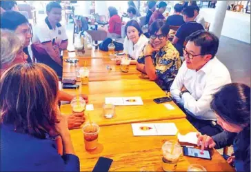  ?? THE NATION (THAILAND)/ASIA NEWS NETWORK ?? Siam Cement Group (SCG) Cambodia country director Somwang Manpimonch­ai (second right) at Doi Chaang Coffee in Phnom Penh.