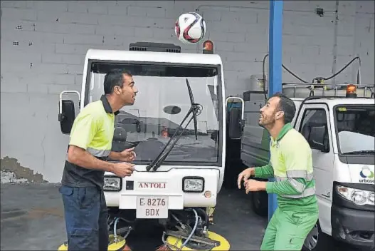  ?? ALEJANDRO CALERO ?? El defensa Cubi y el medio Moraga pelotean entre los camiones de la limpieza en la empresa en que trabajan