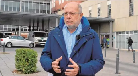  ?? // EFE ?? MÉDICO POR UNOS DÍAS.
El ya exvicepres­idente de la Junta de Castilla y León, Francisco Igea, acudió ayer al Hospital Carrión de Palencia para solicitar su reingreso, aunque ejercerá poco si vuelve a ser candidato