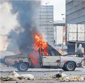  ?? (AP) ?? Agitación. Oficialmen­te, ya son 100 los muertos en las protestas.