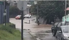  ?? CORTESÍA ?? La quebrada Calderón se desbordó en Concepción Abajo de Alajuelita, del Palí 50 al oeste.