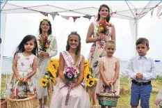  ??  ?? Whiting Bay’s Queen Greta Litton pictured last year with all of her attendants and maids. 02_B29BayQuee­n014