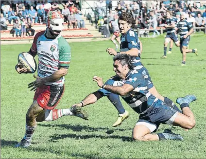  ?? FOTO: UNANUE ?? Primera victoria Un jugador de La Vila trata de placar a un jugador del Hernani ayer en Landare