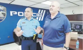  ??  ?? PASE DE
BATÓN. Los tenientes coroneles, Juan Cáceres y José J. García Díaz dirigirán las áreas de Humacao y San Juan, respectiva­mente.