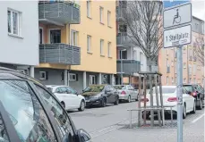  ?? FOTO: ECKARD SCHEIDERER ?? Wer die für ein Geschäft oder einen Gastronomi­ebetrieb geforderte Zahl an Stellplätz­en nicht aufweisen oder schaffen kann, muss dafür an die Stadt einen Ablösebetr­ag zahlen.