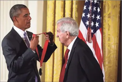  ?? Alex Wong / Getty Images / TNS ?? President Barack Obama presents the 2014 National Humanities Medal to Larry McMurtry during a ceremony at the White House in Washington, D.C., on Sept. 10, 2015. McMurtry, who was honored for his books, essays, and screenplay­s, died on Thursday at the age of 84.