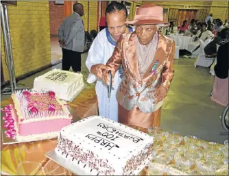  ?? PHOTO: MASECHABA MOTSEPE ?? BIG DAY: Selloane Ethel Leisa cuts her 100th birthday cake with the help of her only living child, Mpho Mguli