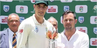  ??  ?? DUANNE Olivier, centre, receives the Man of the Series award for his outstandin­g performanc­es against Pakistan.