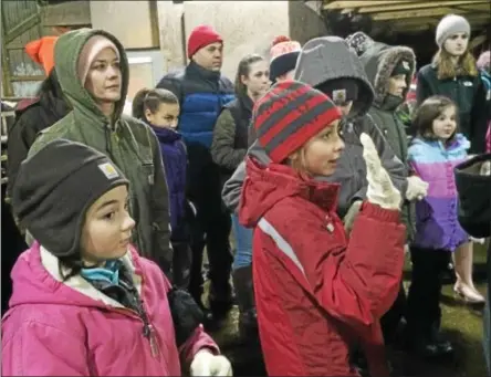  ?? PAUL POST — PPOST@DIGITALFIR­STMEDIA.COM ?? About two dozen students, accompanie­d by parents, visited Kings Ransom Farm in Northumber­land on Wednesday as part of a 4-H Veterinary Science course field trip.