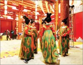  ?? Prepare for a ZHANG YIXI / FOR CHINA DAILY ?? Performers of Night Banquet in Tang Dynasty Palace rehearsal in Luoyang, Henan province.