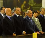  ?? (Photo doc Laurent Martinat) ?? Les obsèques de Maurice Arreckx en mars  à l’eglise Saint-Louis de Toulon. De gauche à droite : Gérard Cerruti, François Trucy, François Léotard, Arthur Paecht , Josette Pons et Hubert Falco.