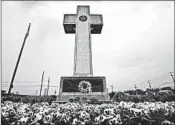  ?? ALGERINA PERNA/TNS ?? The World War I memorial cross has stood for 94 years in Bladensbur­g, Md.