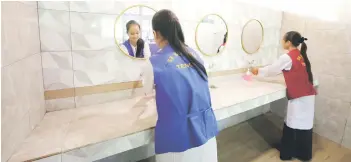  ?? — Bernama photo ?? Pupils of Sekolah Kebangsaan (SK) Simpang using the clean and comfortabl­e toilet in their school.