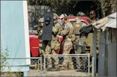  ?? JAY JANNER/AUSTIN AMERICAN STATEMAN ?? FBI agents approach the home of the Austin bomber in Pflugervil­le, Texas on Wednesday.