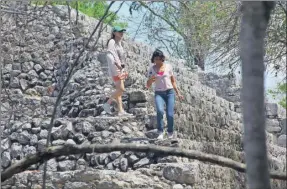  ??  ?? Visitantes en la zona arqueológi­ca de Dzibilchal­tún, cuyo parador turístico es mejorado desde marzo