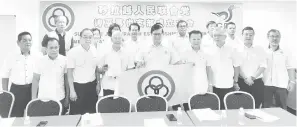  ?? ?? CAWANGAN BAHARU: Ting (empat kiri) menyerahka­n dokumen dan bendera parti kepada Chen (tengah) selepas Mesyuarat Penubuhan Cawangan SUPP Sibu Jaya di Sibu, semalam.