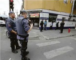  ?? Rivaldo Gomes/folhapress ?? Agentes participam de operação contra o tráfico de drogas na região da cracolândi­a, na região central de SP; não houve resistênci­a, segundo a polícia