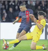  ?? ?? Kylian Mbappé, del PSG, saca un disparo ante Pau Cubarsi, del Barcelona. A la izquierda, la disputa entre Vitinha y Fermín López