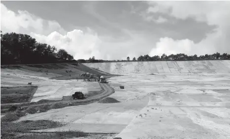  ?? Milo Brioso/SS-Baguio ?? RAIN CATCHMENT. Constructi­on workers rush to complete the rehabilita­tion of the Sto. Tomas rain catchment basin of the Baguio Water District which aims to improve water supply in the Summer Capital.