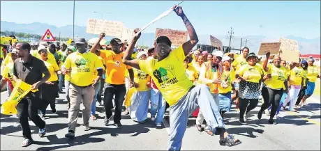  ?? Picture: PHANDO JIKELO ?? DISSATISFI­ED: Strand residents marched to ASLA offices, demanding that their low-cost houses be fixed.