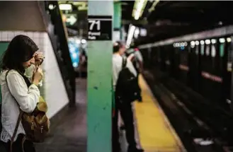  ?? AFP Photo/Jewel Samad ?? Mulher retoca maquiagem enquanto espera pelo trem em estação de metrô de Nova York