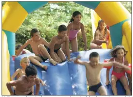  ??  ?? Maillot et serviette de rigueur pour cette journée pleine de surprises organisée au parc Robinson récemment refait à neuf. Un espace transat sera réservé aux parents. (Photo archive N. M)