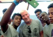  ??  ?? Richard Gere tra i migranti della nave Ong Open Arms