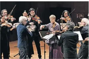  ?? SUSANNE DIESNER/TONHALLE ?? Isabelle Faust (M.) mit ihrem historisch­en Instrument.FOTO: