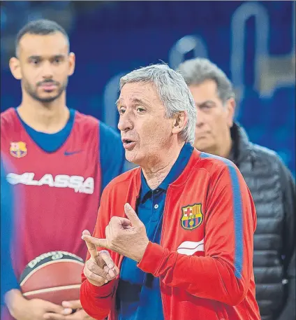  ?? FOTO: V.SALGADO (FCB) ?? Pesic charlando con el equipo. Los jugadores están citados esta semana para empezar la pretempora­da