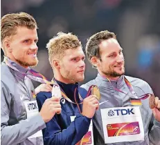  ?? FOTO: DPA ?? Das Podium (v.l.): Rico Freymuth, Kevin Mayer und Kai Kazmirek präsentier­en ihre Medaillen.