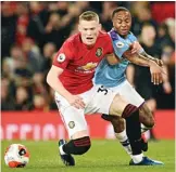  ?? OLI SCARFF/AFP PHOTO ?? MULUSKAN LIVERPOOL: Scott McTominay (kiri) berebut bola dengan Raheem Sterling pada laga di Old Trafford kemarin.