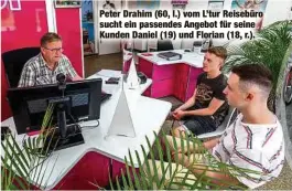  ??  ?? Peter Drahim (60, l.) vom L’tur Reisebüro sucht ein passendes Angebot für seine Kunden Daniel (19) und Florian (18, r.).