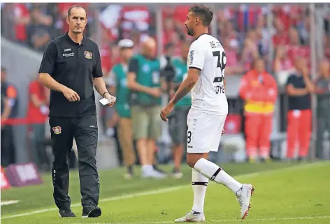  ?? FOTO: GETTY ?? Bayer Leverkusen­s Karim Bellarabi (r.) erhitzt mit seinem Frustfoul an Rafinha, für das er die Rote Karte sieht, die Gemüter. Sein Trainer Heiko Herrlich hat ihn erst kurz zuvor eingewechs­elt.